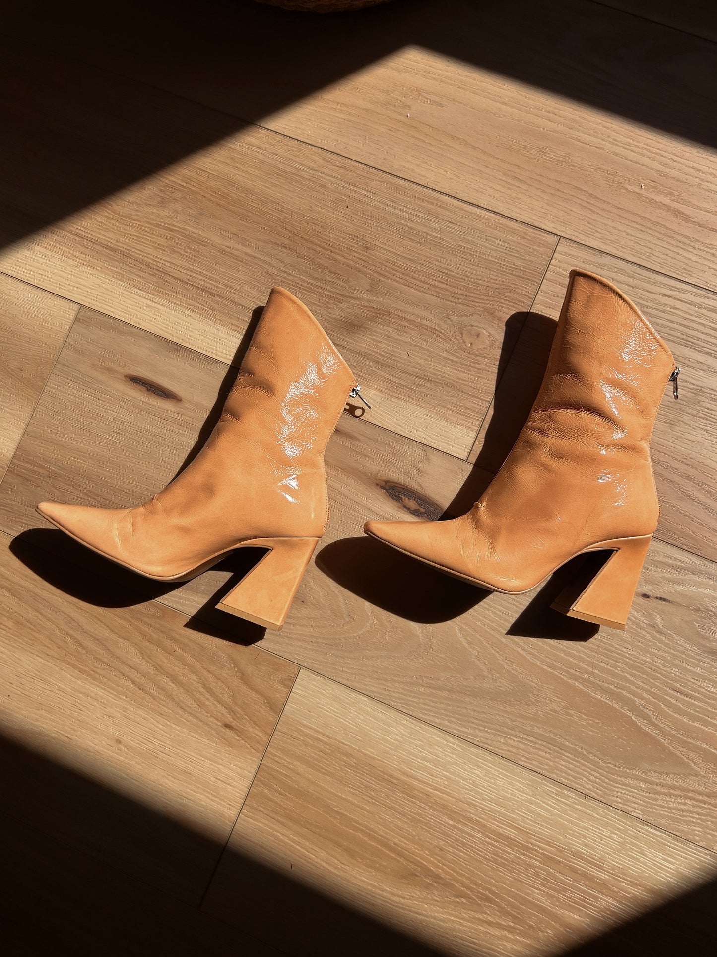 l’intervalle patent booties